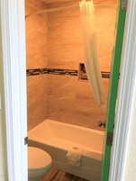 Habitación individual básica, 1 cama de matrimonio, no fumadores | Baño | Ducha y bañera combinadas y artículos de higiene personal gratuitos