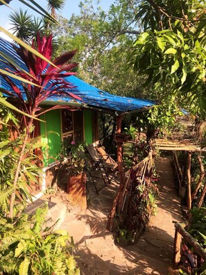 Bungalow, 1 cama de matrimonio, baño privado, vistas a la montaña | Tabla de planchar con plancha y camas supletorias