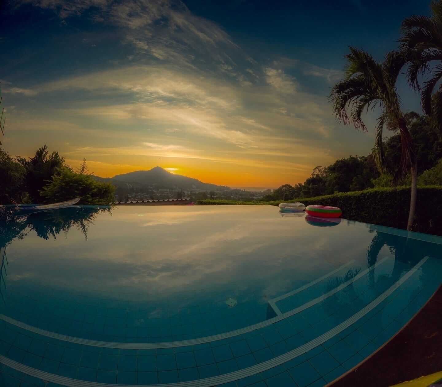 Una piscina cubierta