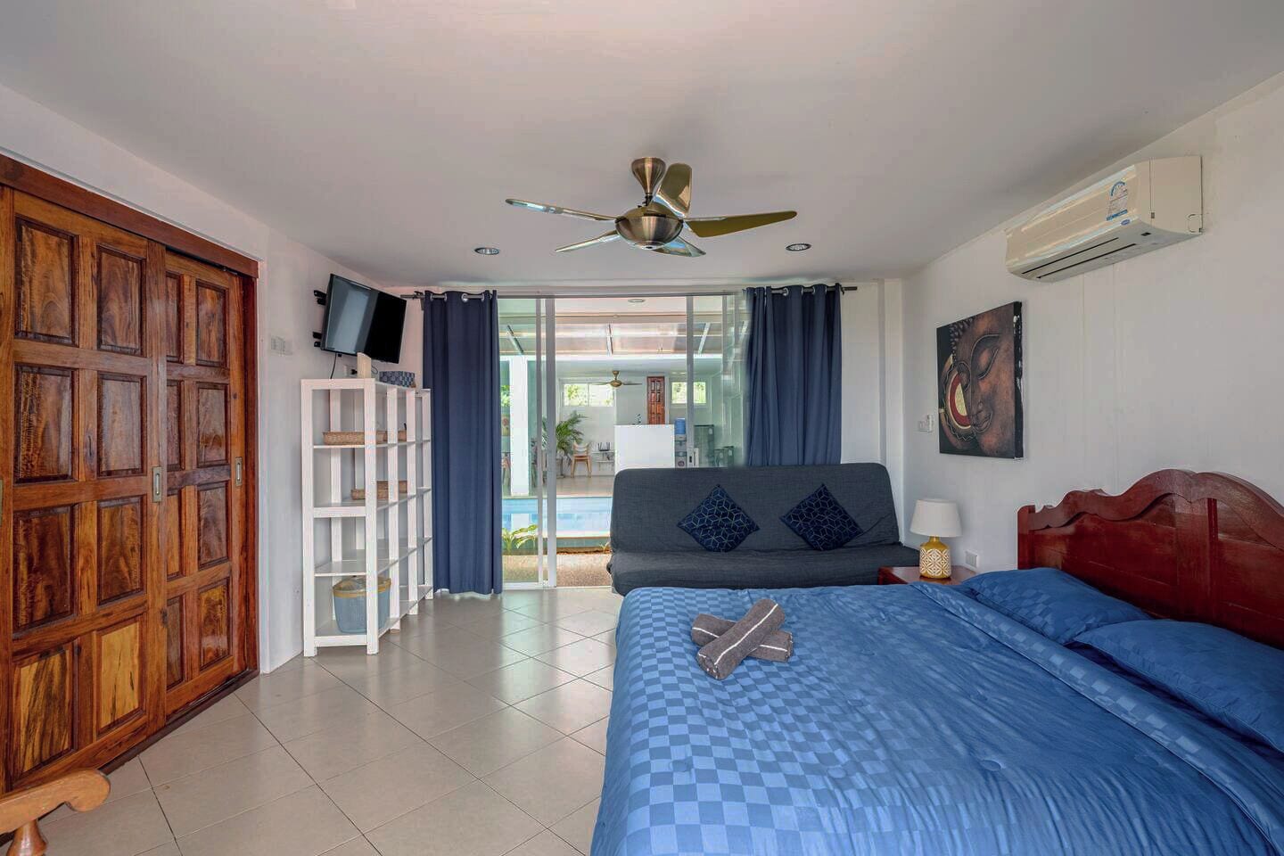 7 bedrooms, minibar, in-room safe, iron/ironing board