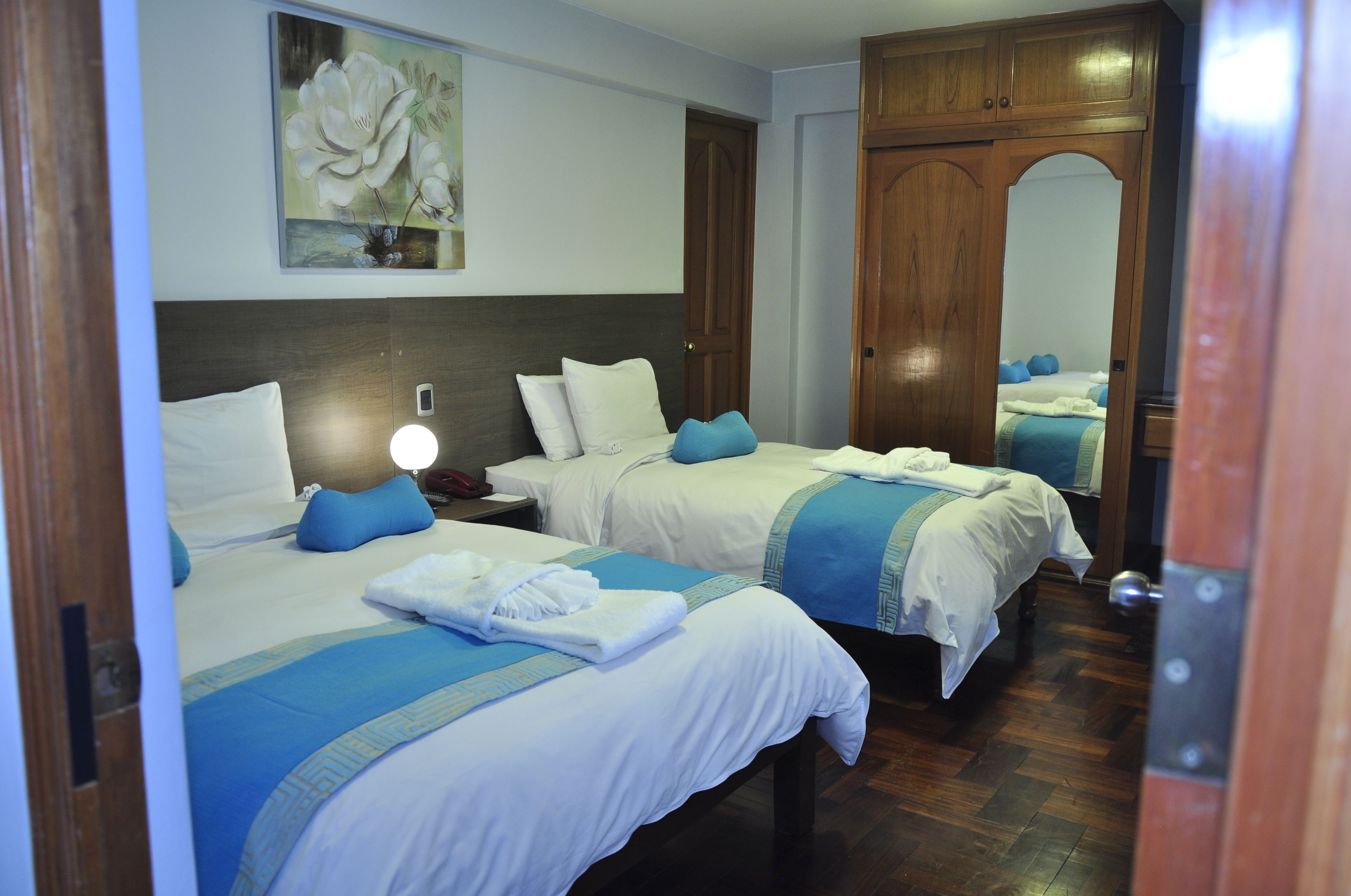 twin room | minibar, in-room safe, desk, cots/infant beds