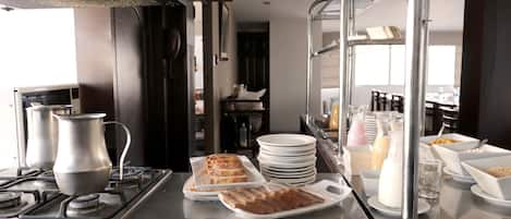 Serveert ontbijt, lunch, diner, lokale gerechten
