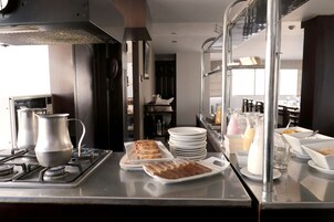 Petit déjeuner et déjeuner servis sur place, spécialités Cuisine locale