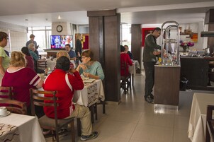 Déjeuner, dîner et souper servis sur place; cuisine locale 