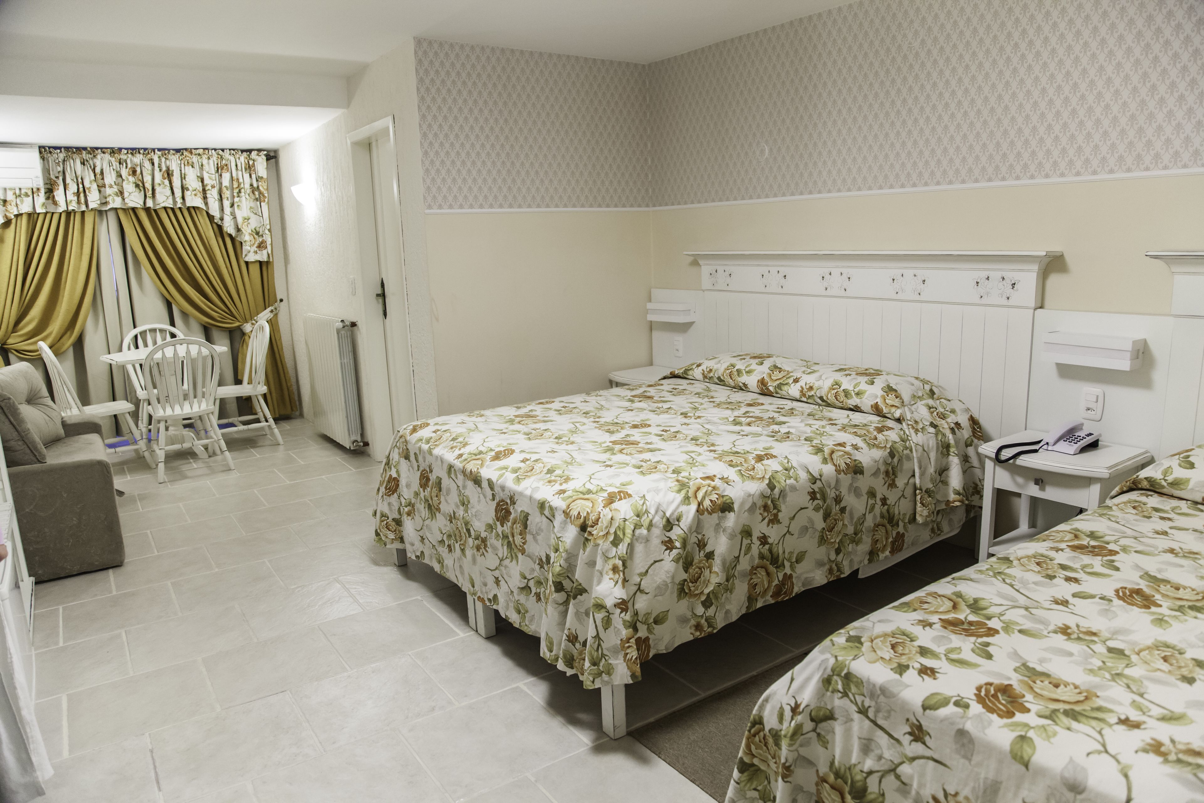 Escritorio, wifi gratis y ropa de cama 