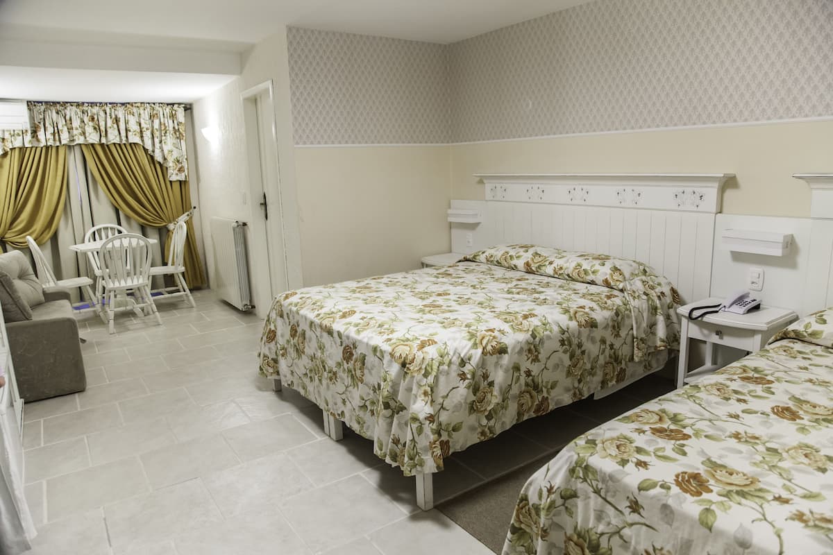 Escritorio, wifi gratis y ropa de cama