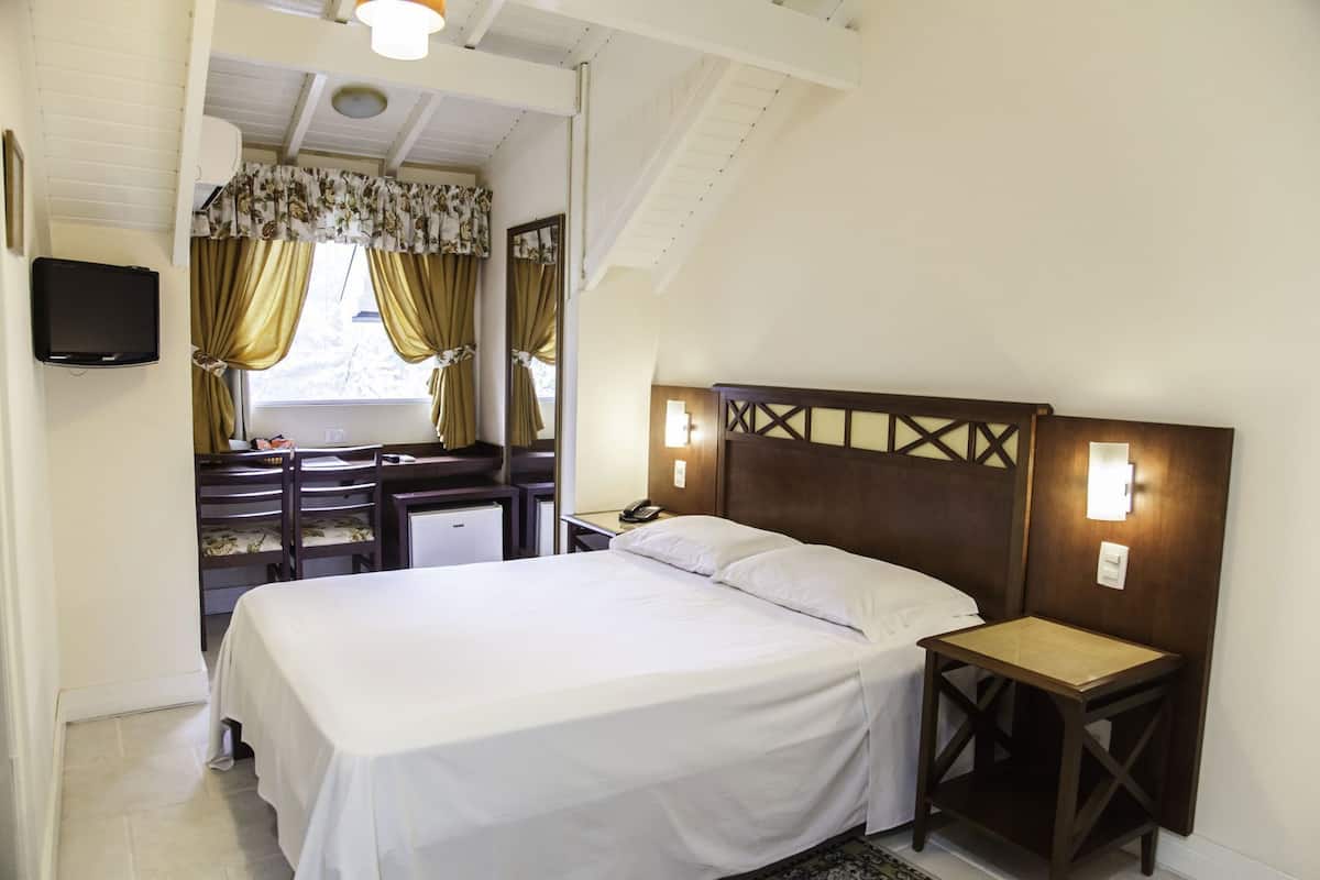 Escritorio, wifi gratis y ropa de cama