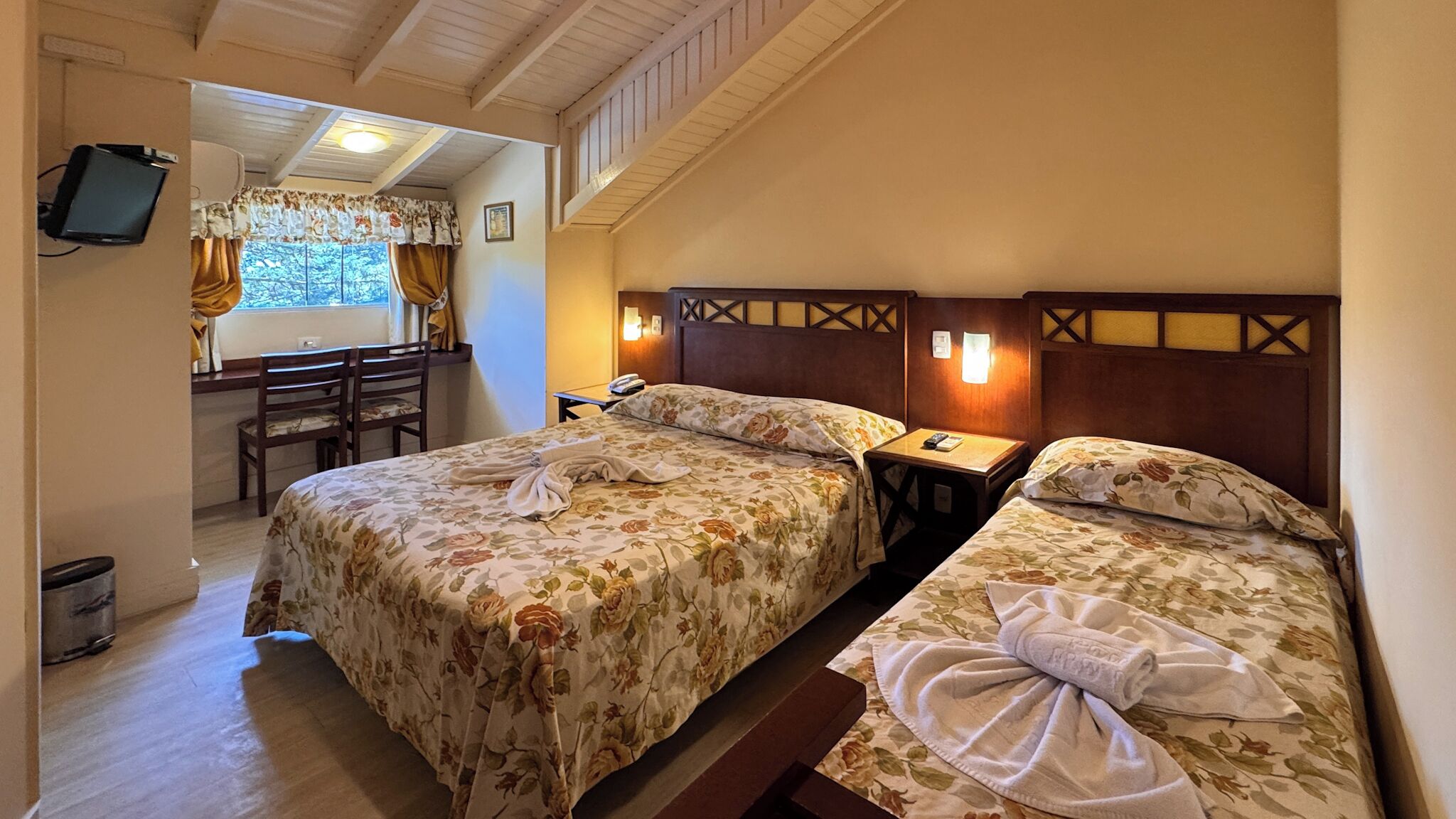 Quarto triplo luxo | Escrivaninha, Wi-Fi de cortesia, roupa de cama