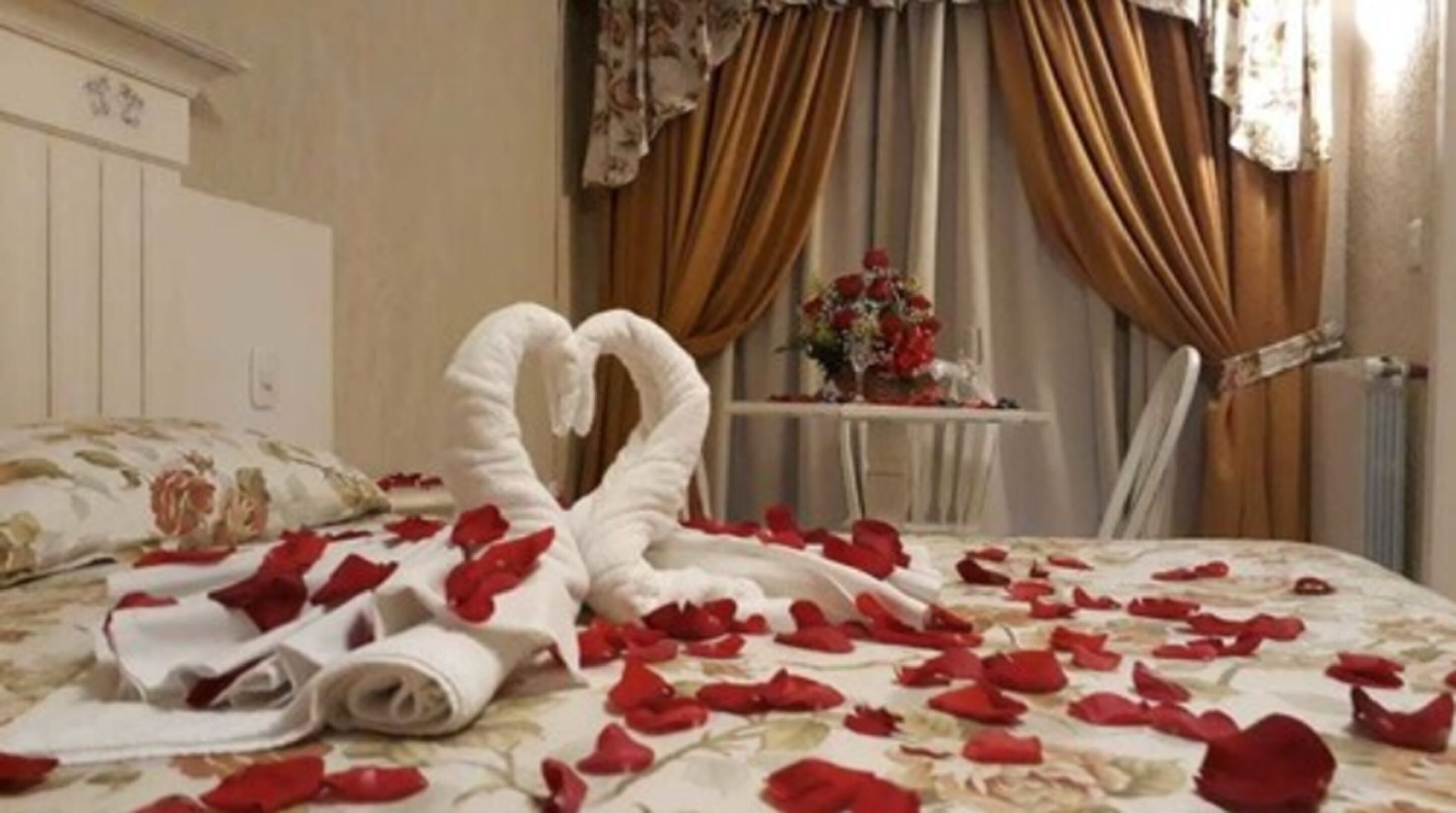 Escritorio, wifi gratis y ropa de cama 