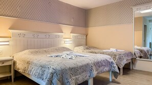 Desk, free WiFi, bed sheets - Hotel Pousada Ald'Mama (Gramado)