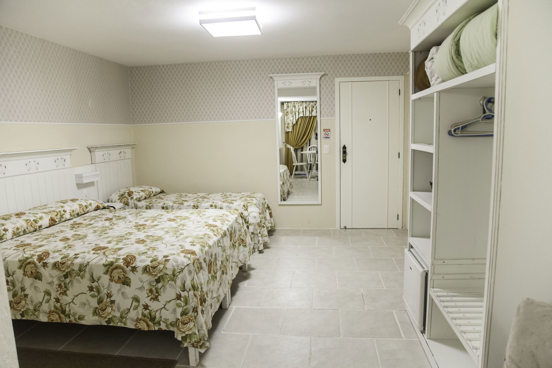 Escritorio, wifi gratis y ropa de cama 