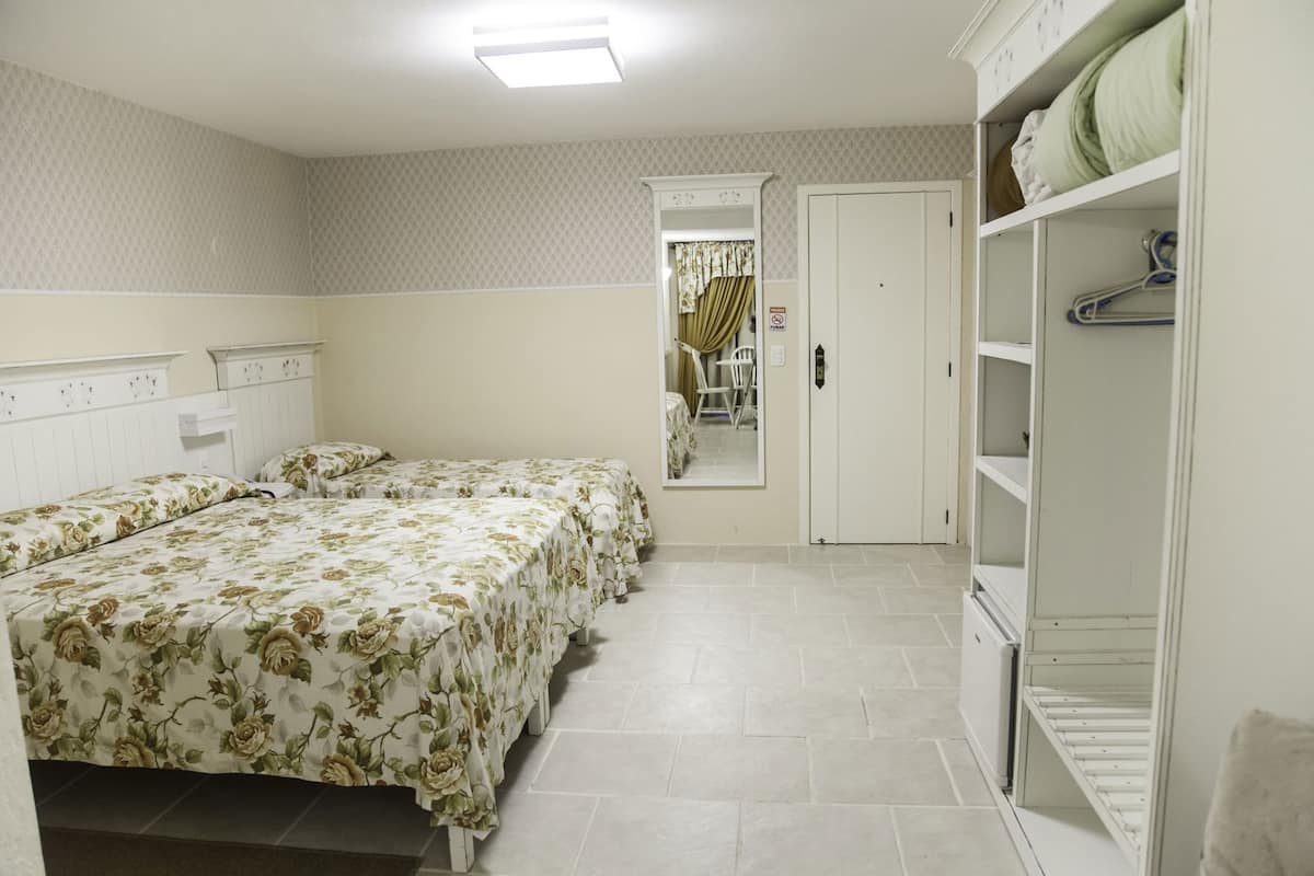 Escritorio, wifi gratis y ropa de cama