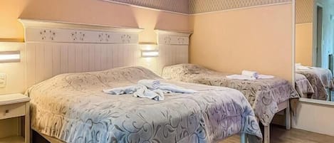 Luxury Double or Twin Room | Desk, free WiFi, bed sheets