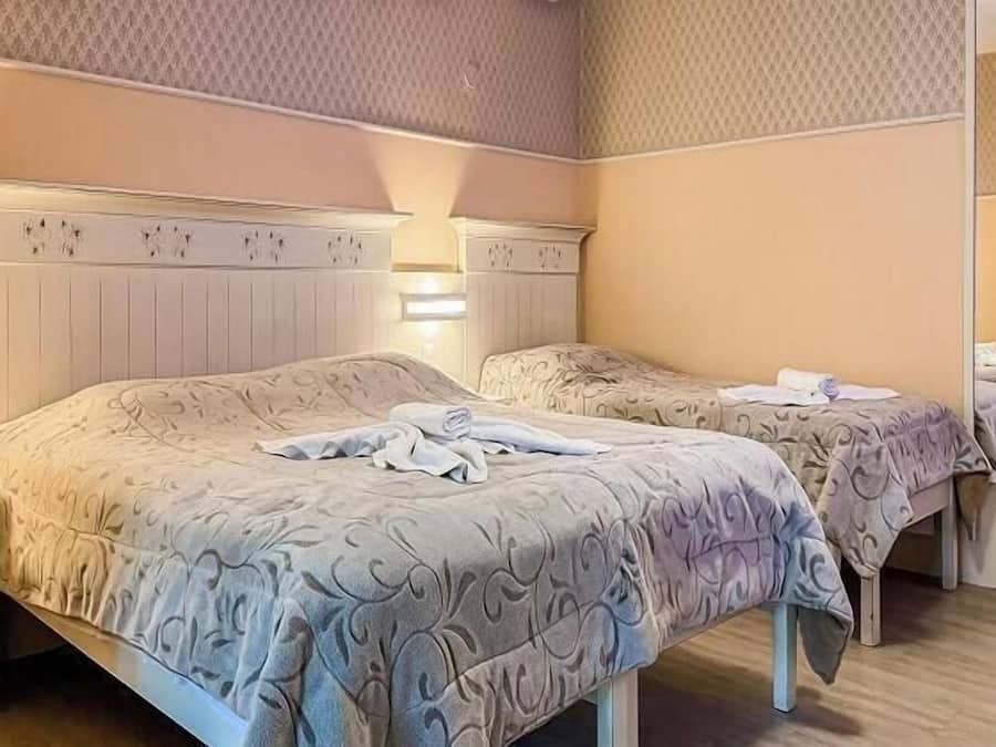 Escritorio, wifi gratis y ropa de cama