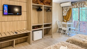 Escritorio, wifi gratis y ropa de cama 