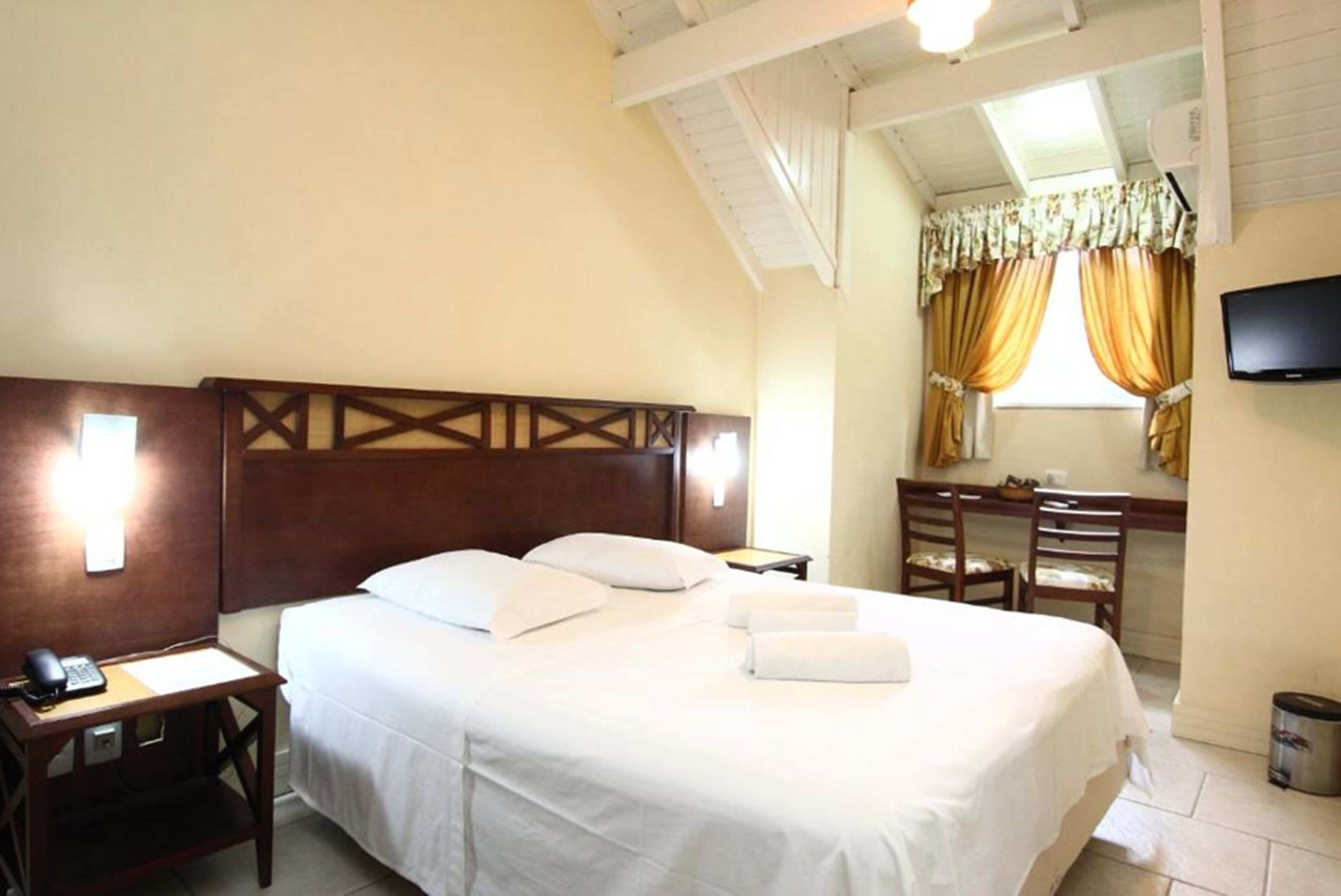 Escritorio, wifi gratis y ropa de cama 