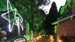 A street with a sign reading "Pousada Aldo Mama" and a neon light sculpture. - Hotel Pousada Ald'Mama (Gramado)