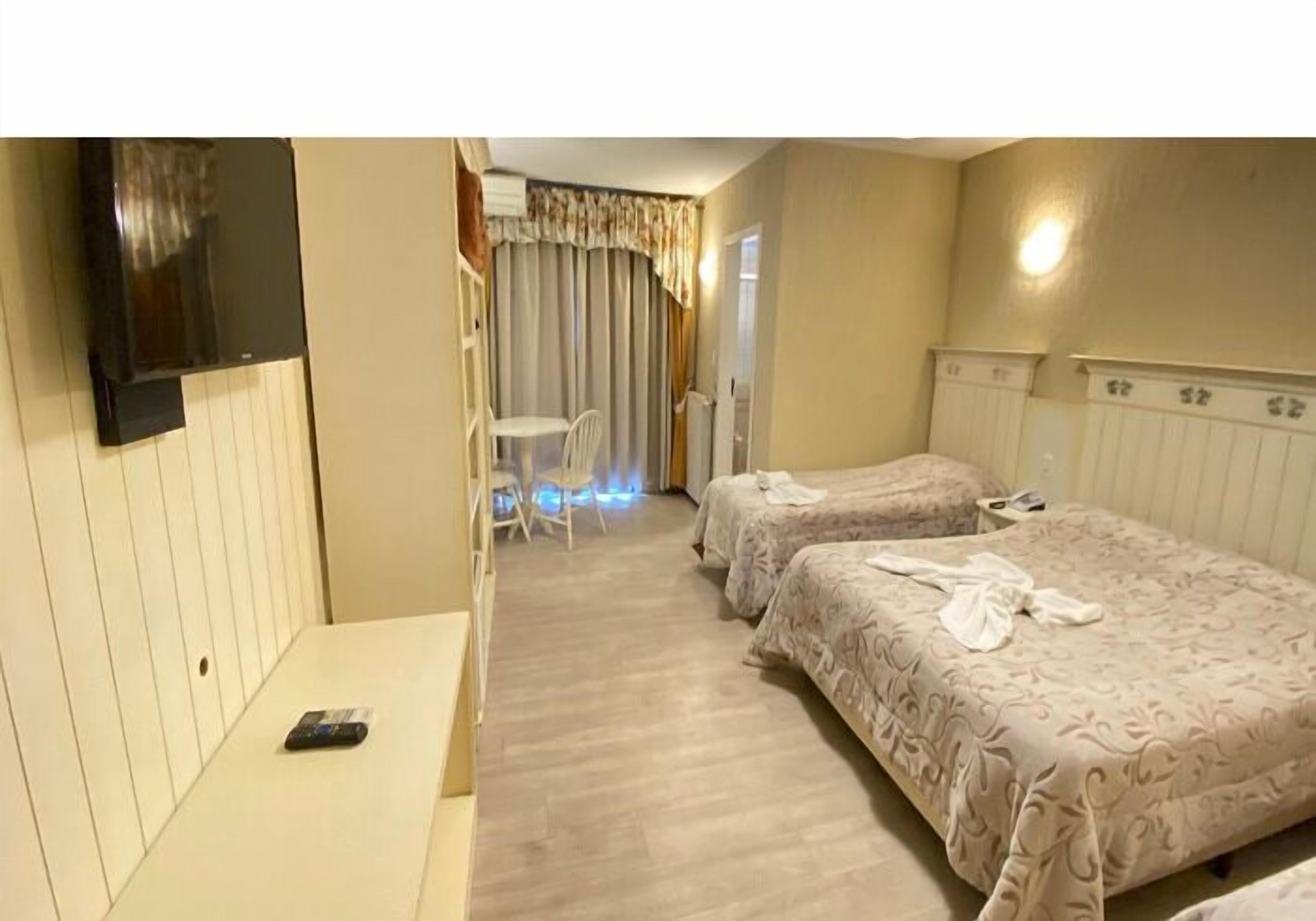 Quarto quádruplo superluxo | Escrivaninha, Wi-Fi de cortesia, roupa de cama