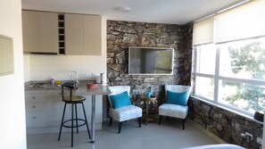 Studio 2 | Oleskelualue | 42–tuumainen taulutelevisio, jossa kaapelikanavat