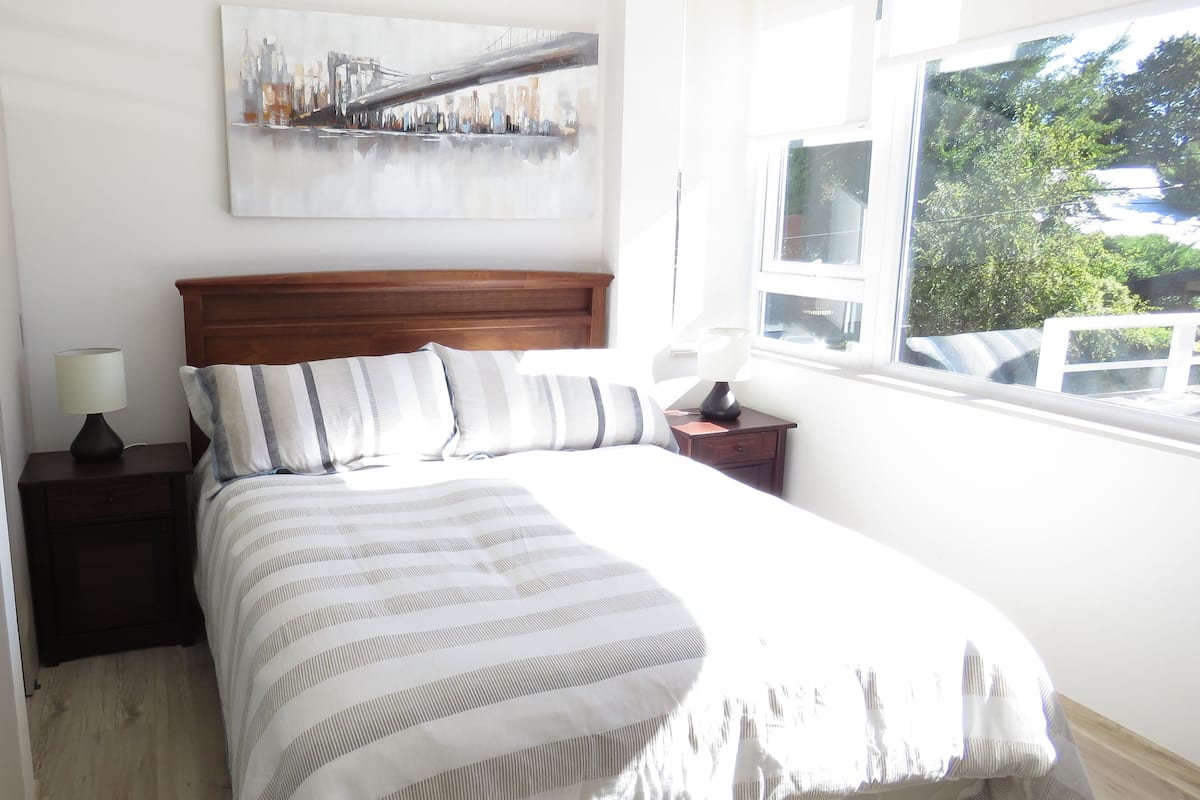 Duplex 2 | Cribs (free), WiFi (free)