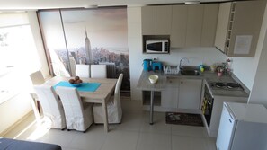 Huoneisto | Oleskelualue | 42–tuumainen taulutelevisio, jossa kaapelikanavat