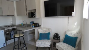 Apartment | Living area | 42-inch flat-screen TV with cable channels, TV - El Nogal Apart Hotel (Temuco)