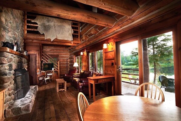 Mökki, 4 makuuhuonetta, keittiö | Oleskelualue | 32–tuumainen taulutelevisio, jossa kaapelikanavat