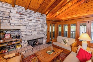 Mökki, 2 makuuhuonetta, takka, näköala lahdelle | Ilmainen Wi-Fi, vuodevaatteet