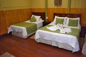 Chambre Triple Standard, 1 chambre, salle de bains privée | Coffres-forts dans les chambres, fer et planche à repasser