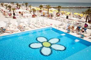 A pool with a flower design, surrounded by sun loungers and umbrellas. - Arcadia Villa (Odesa)
