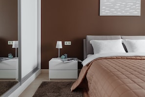 Een slaapkamer met een bed, nachtkastjes, een spiegel en een kunstwerk aan de muur.