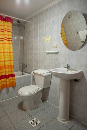 Douche, articles de toilette gratuits, sèche-cheveux