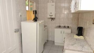 Lemari es, microwave, oven, dan kompor