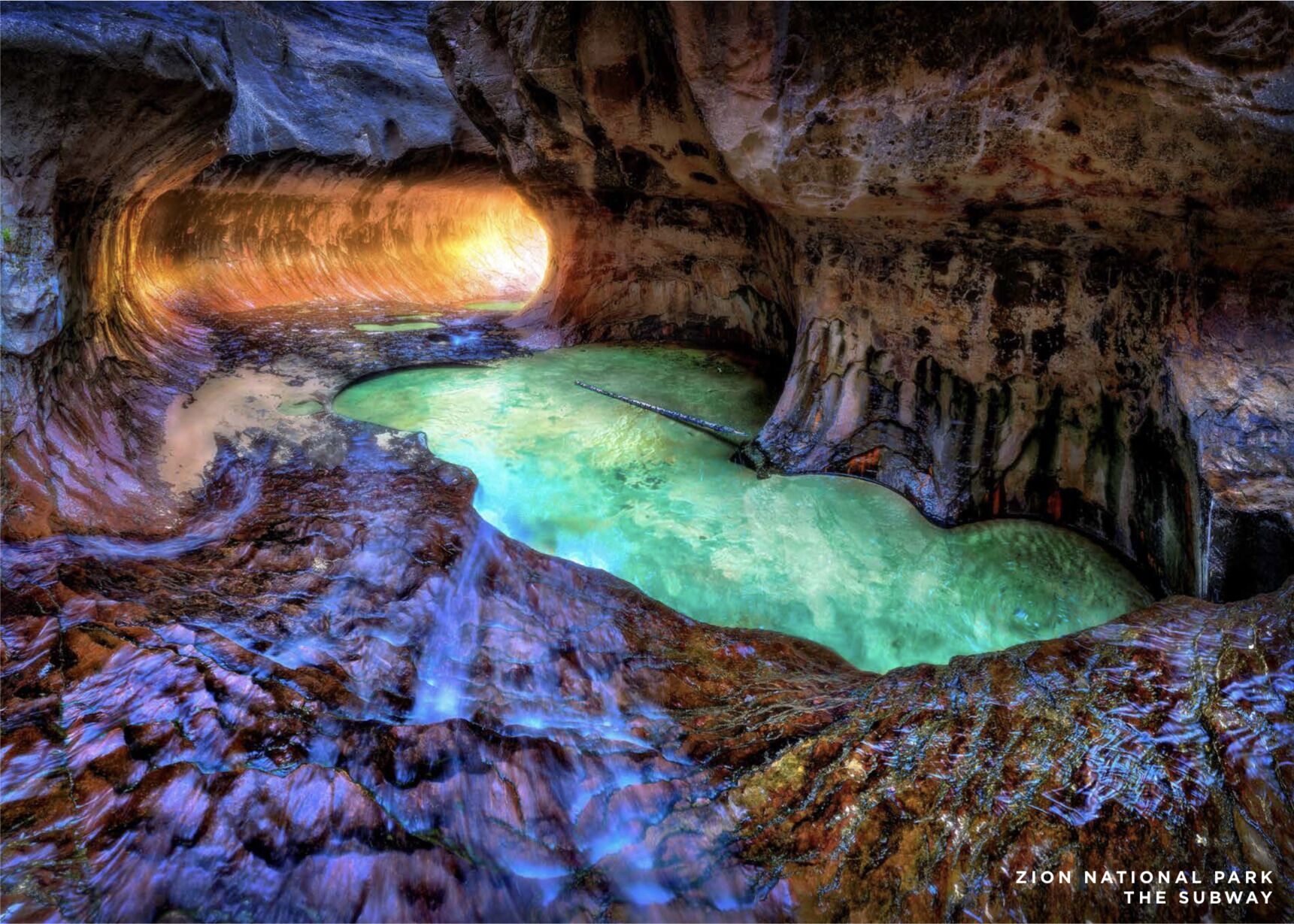 Une grotte avec une mare, une structure en bois et des formations rocheuses. Le parc national de Zion est indiqué.