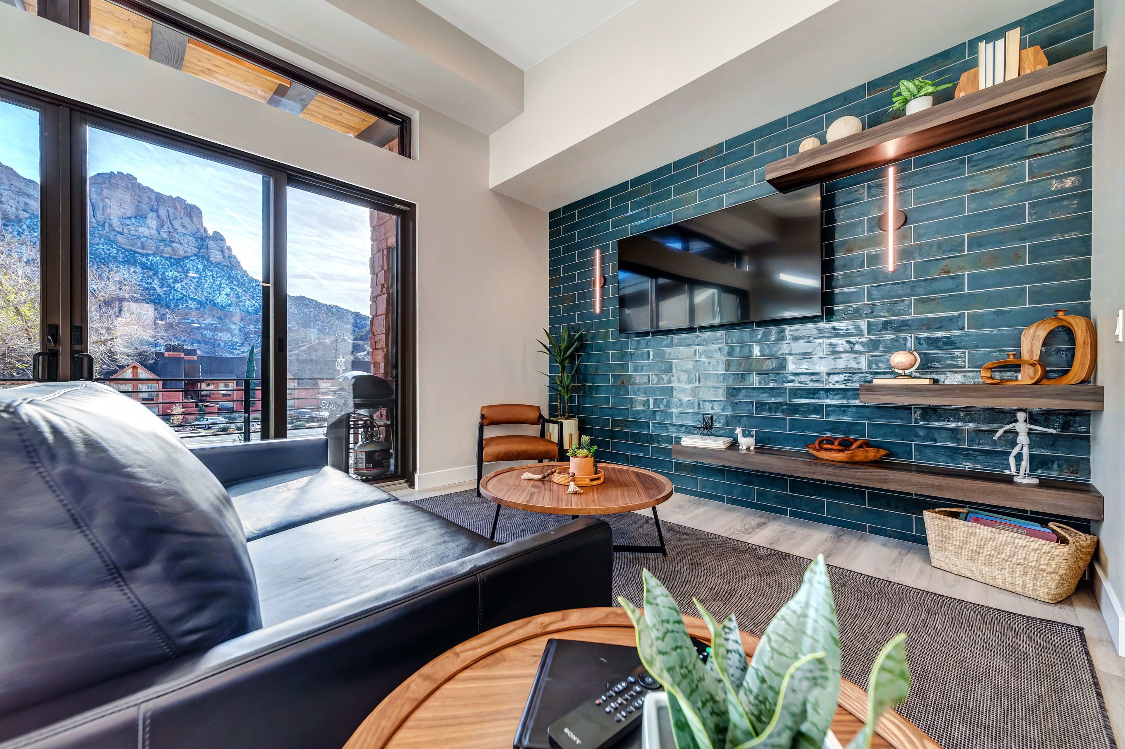 奢华别墅 | 起居区 | 65-英寸纯平电视（配备数码频道）、电视、流媒体服务