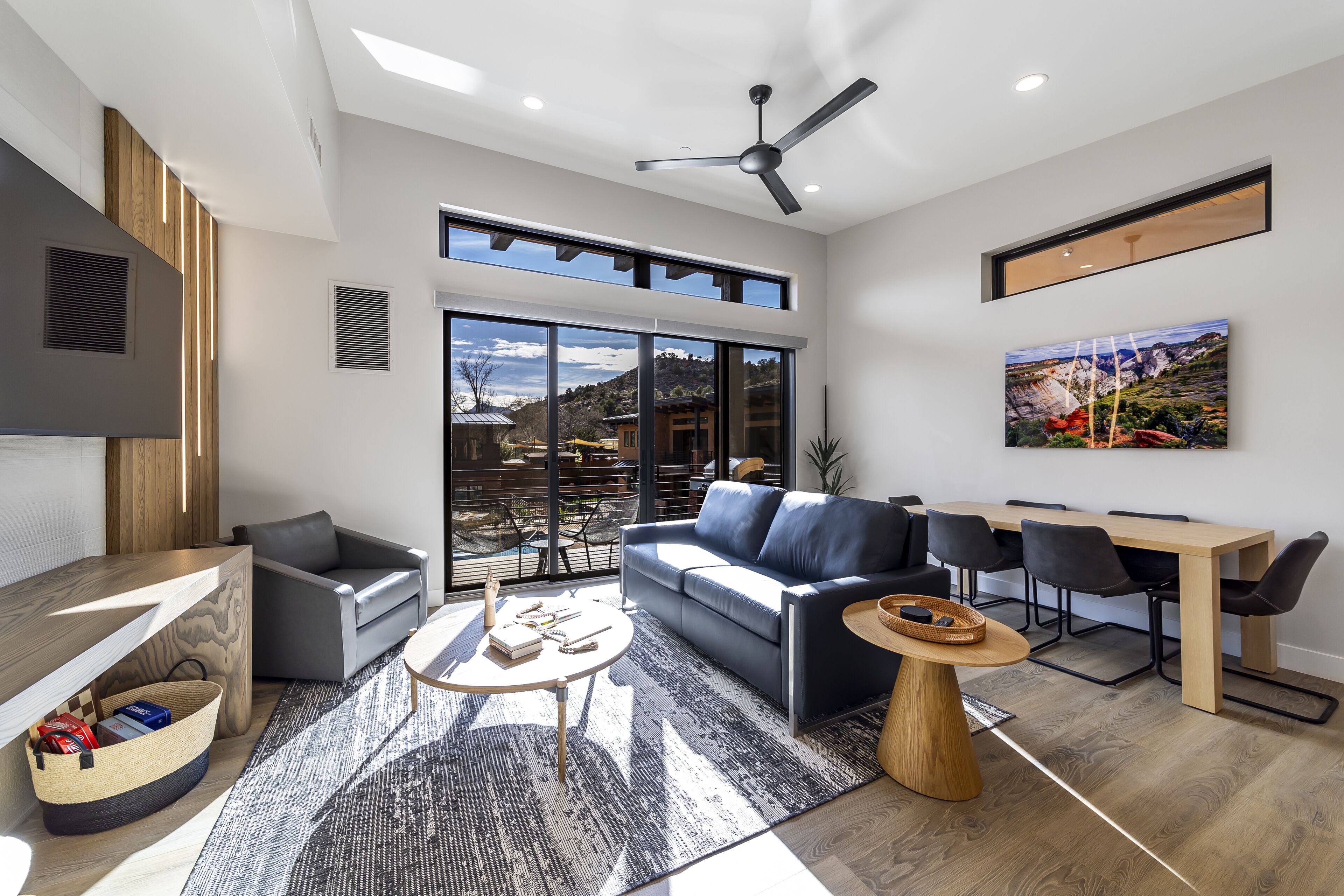 别墅 | 起居区 | 65-英寸纯平电视（配备数码频道）、电视、流媒体服务