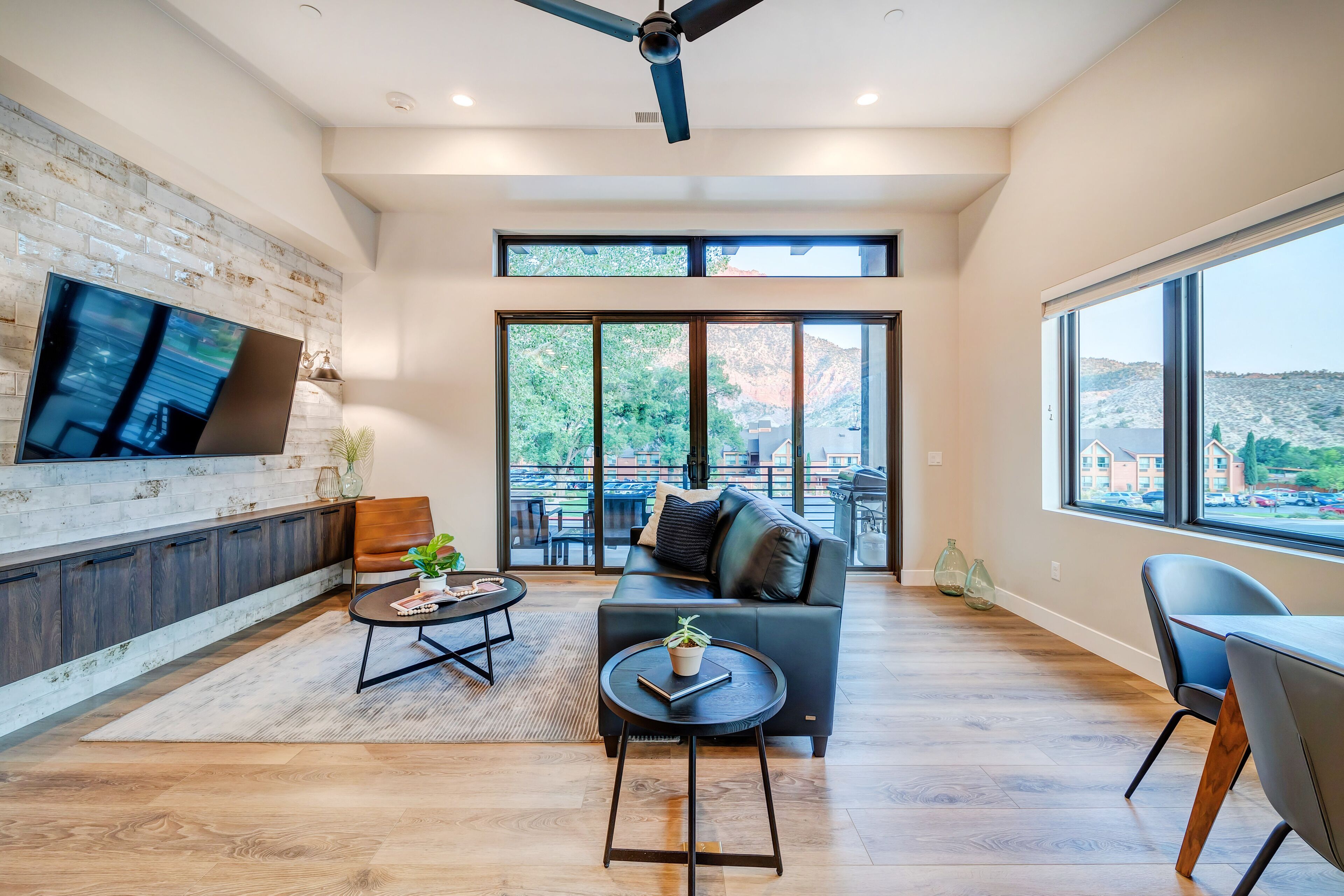 别墅 | 起居区 | 65-英寸纯平电视（配备数码频道）、电视、流媒体服务