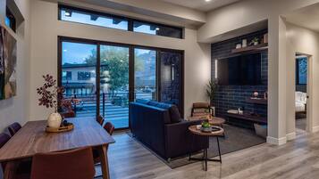 Villa Luxe | Coin séjour | Télévision à écran plat de 65 pouces avec chaßnes numériques, télévision