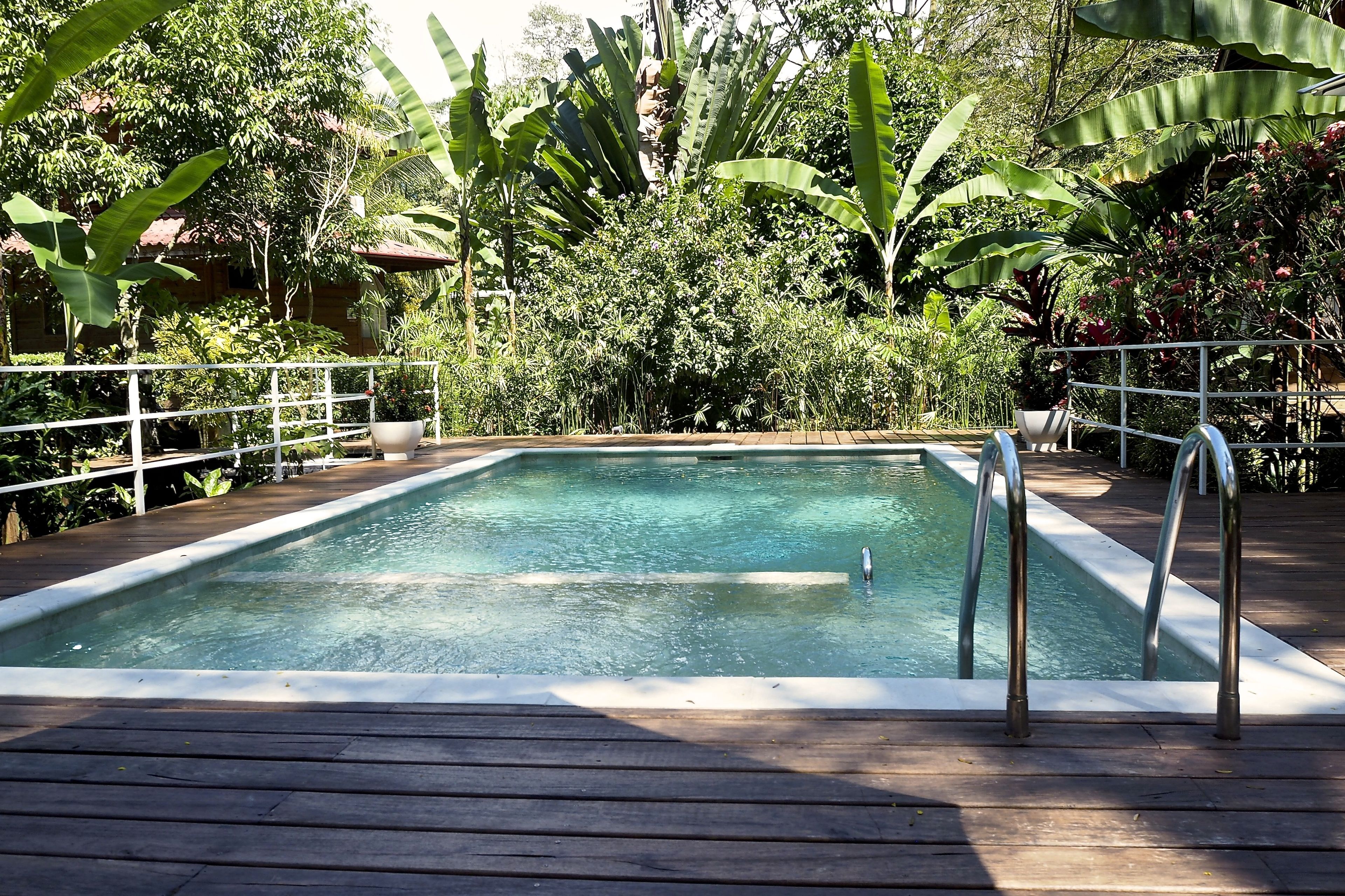 Utendørsbasseng, bassengparasoller og solsenger