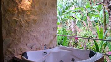 Habitación Deluxe | Tina de hidromasaje privada