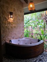 Quarto luxo | Banheira de hidromassagem particular