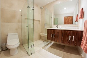 Deluxe-Dreibettzimmer, 3 Schlafzimmer, eigener Pool | Badezimmer | Dusche, kostenlose Toilettenartikel, Haartrockner, Handtücher