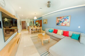 Chambre Triple Deluxe, 3 chambres, piscine privée | Coin séjour