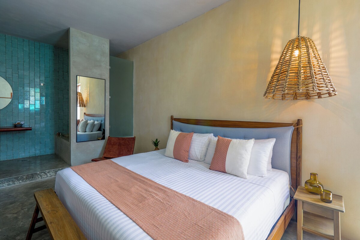 Habitación Premium, 1 cama King size | Ropa de cama de alta calidad y caja de seguridad en la habitación 