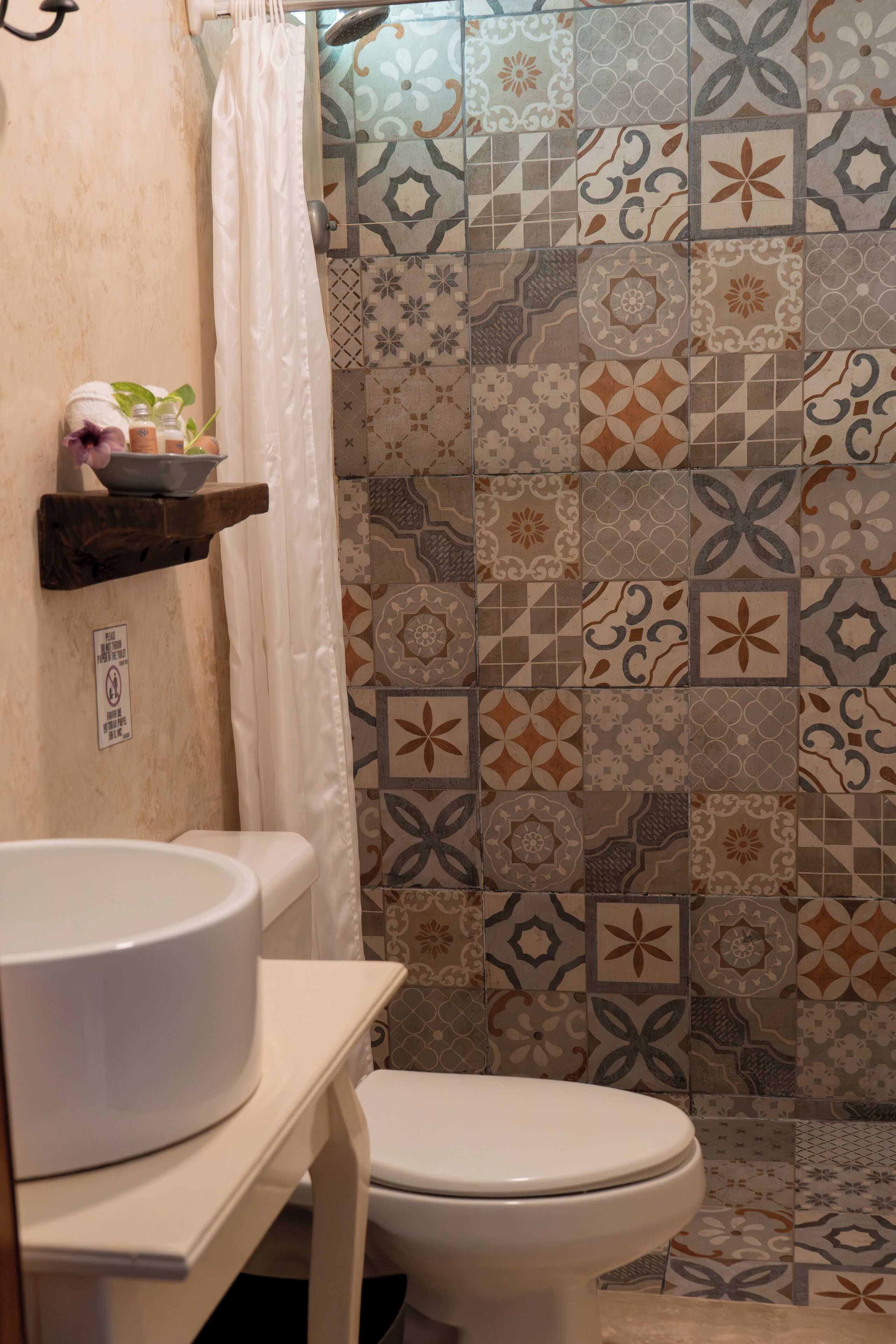 combined shower/bathtub, rainfall showerhead, free toiletries