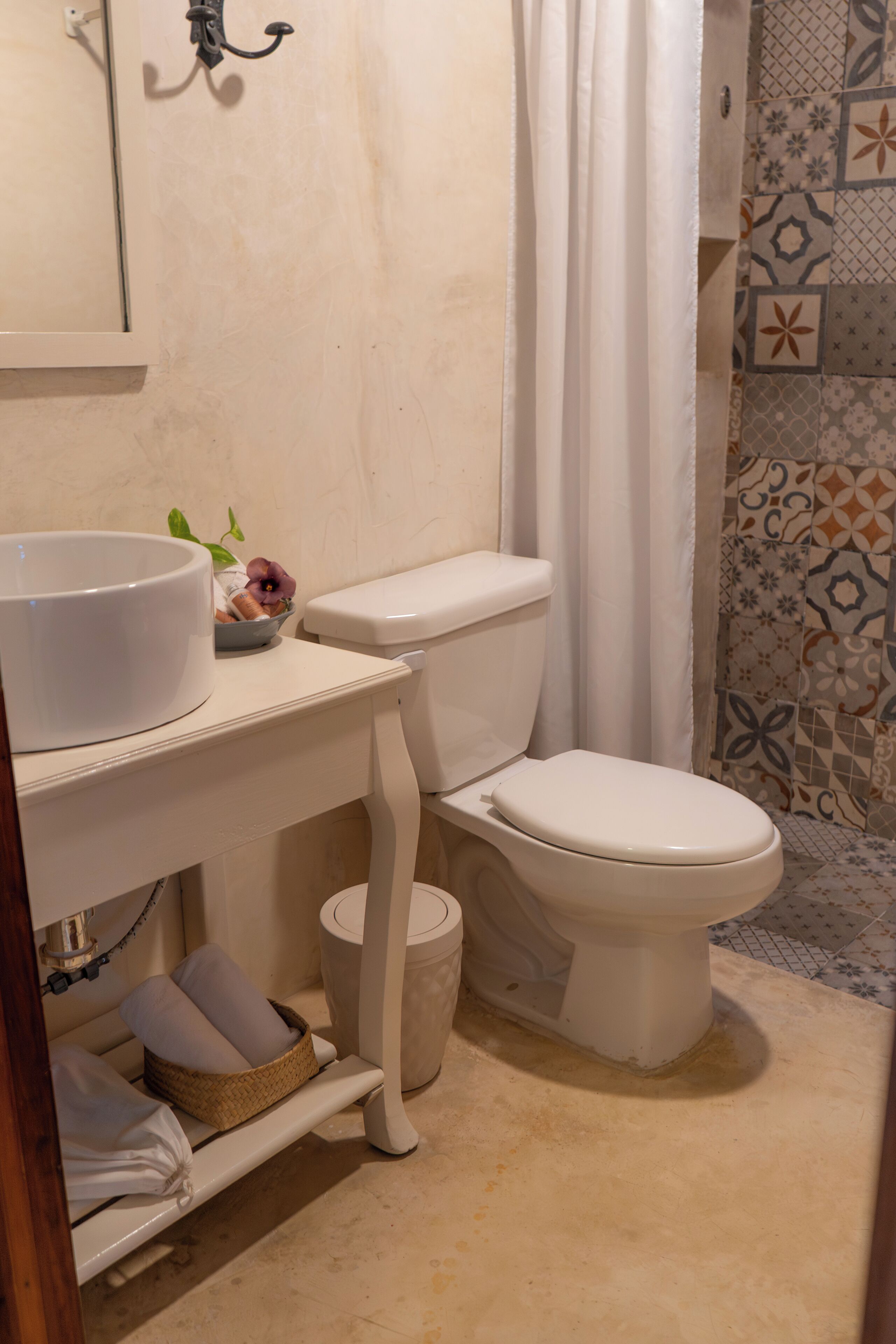 deluxe suite, 1 king bed | bathroom | combined shower/bathtub, rainfall showerhead, free toiletries