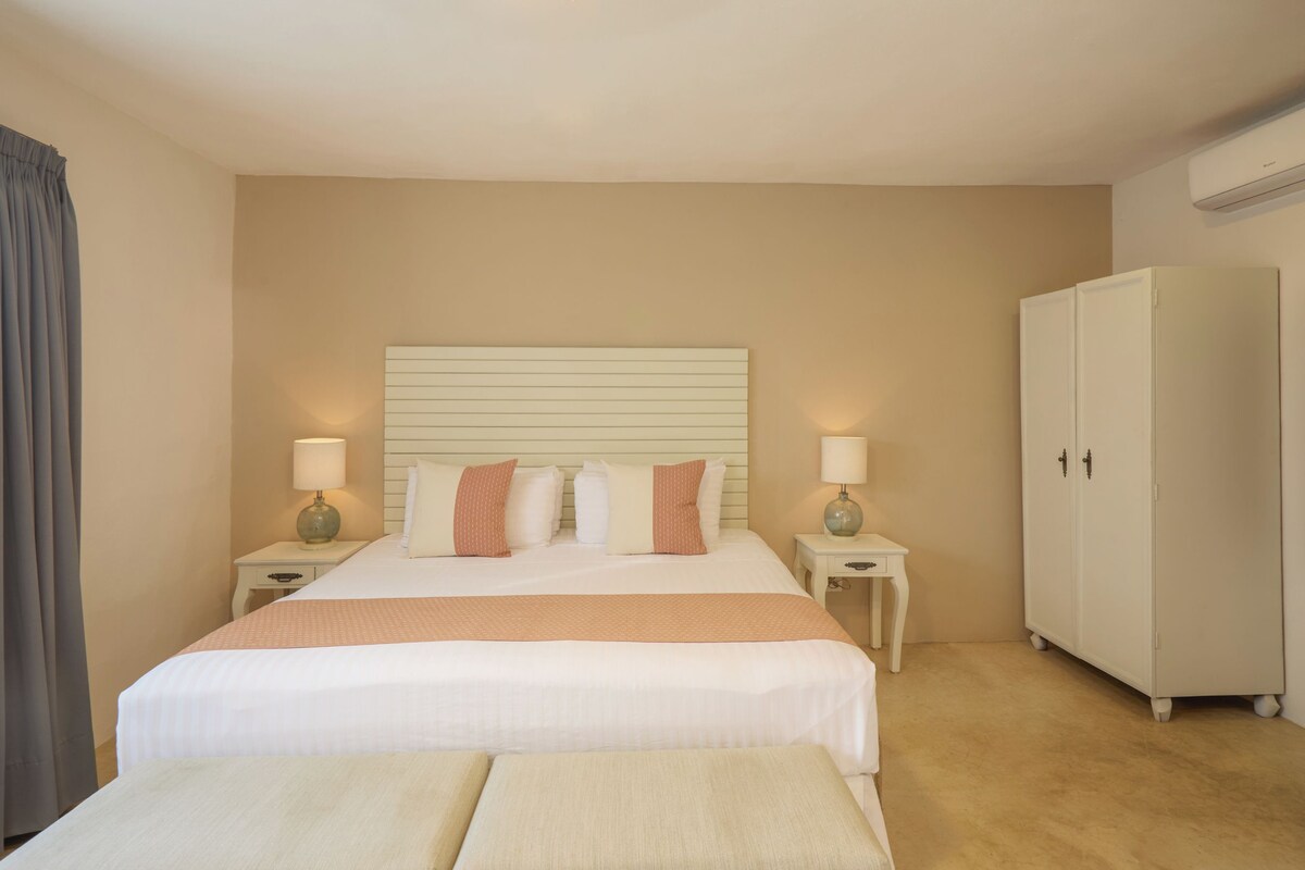 Suite clásica, 1 cama King size | Ropa de cama de alta calidad y caja de seguridad en la habitación 