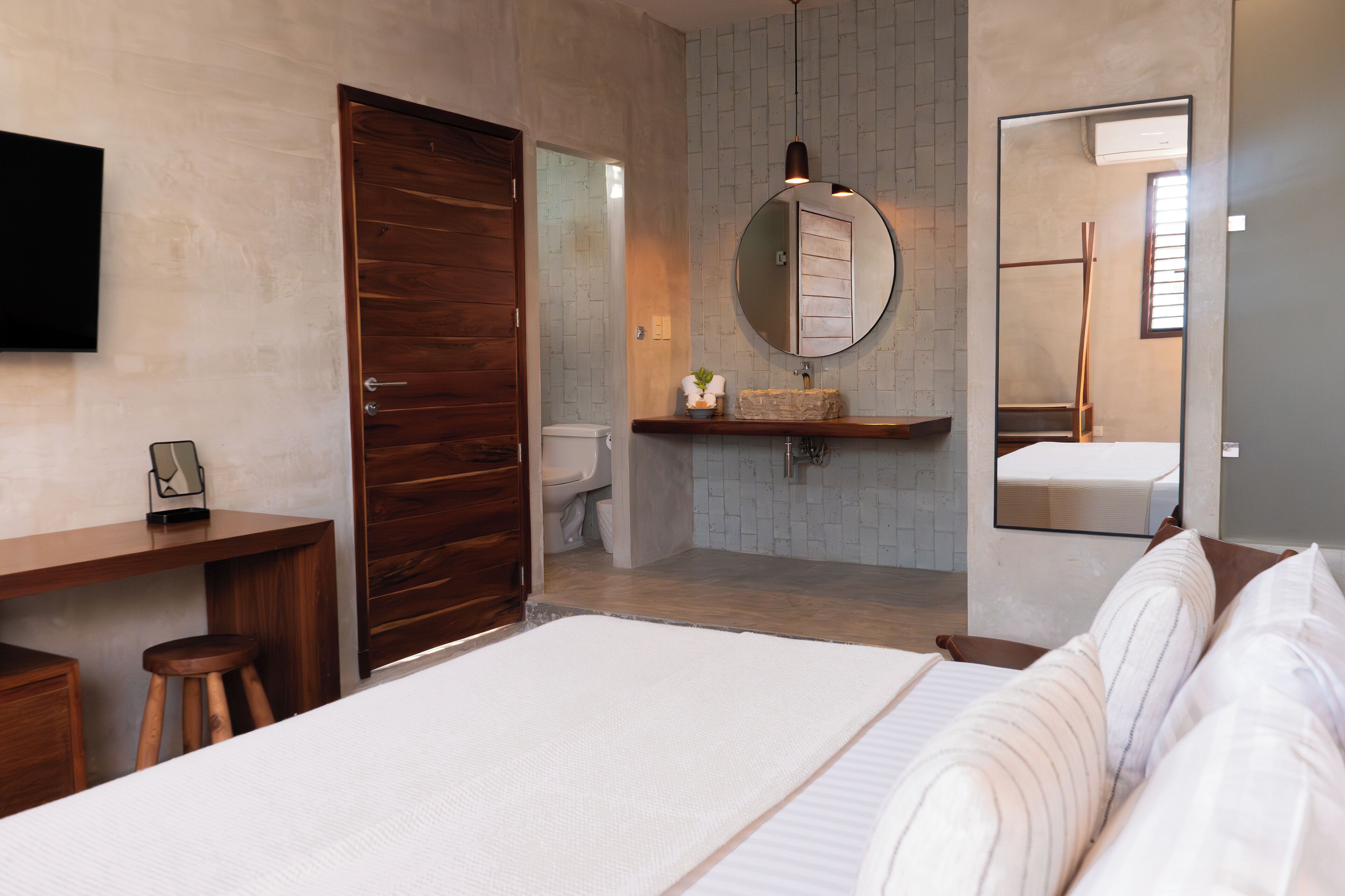 premium room, 1 king bed | premium bedding, in-room safe, desk, iron/ironing board