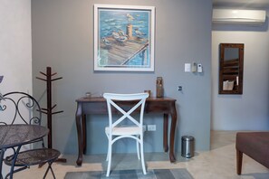 Svit Classic - 1 kingsize-säng | Sängtillbehör av högsta kvalitet och värdeförvaringsskåp på rummet