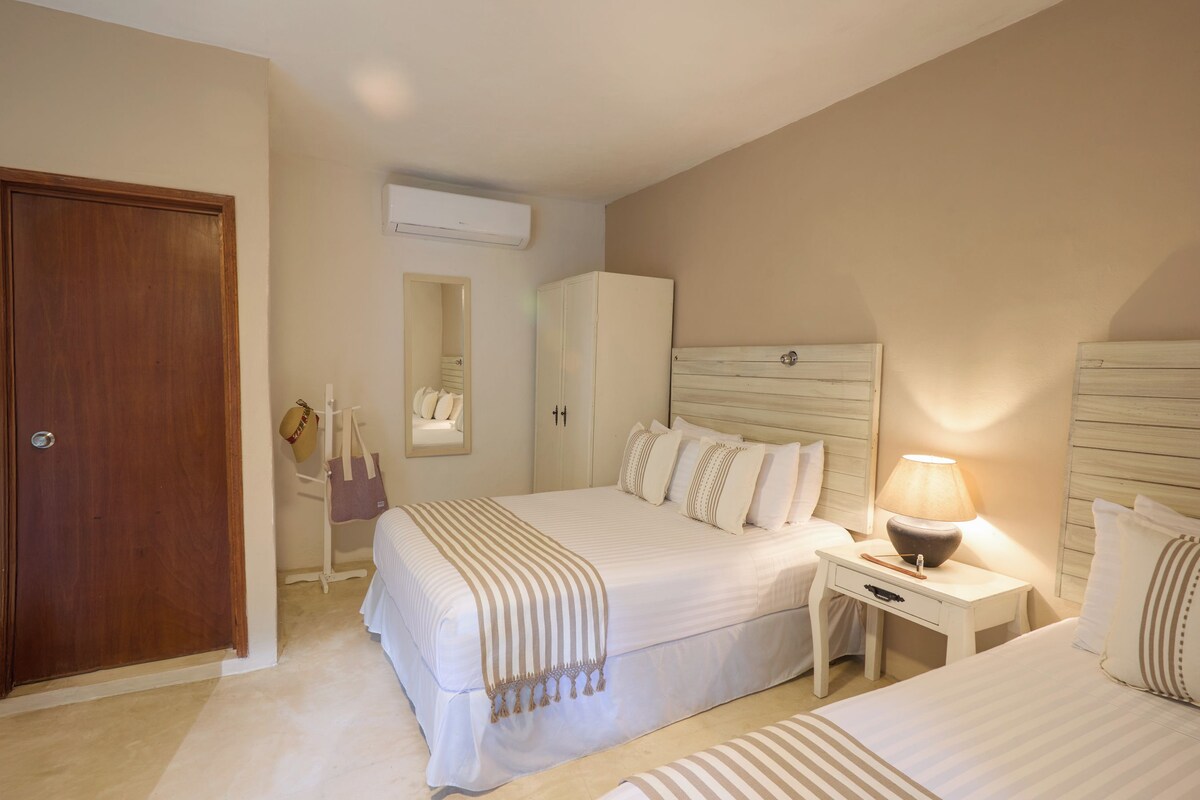 Habitación doble Deluxe, 2 camas Queen size | Ropa de cama de alta calidad y caja de seguridad en la habitación 